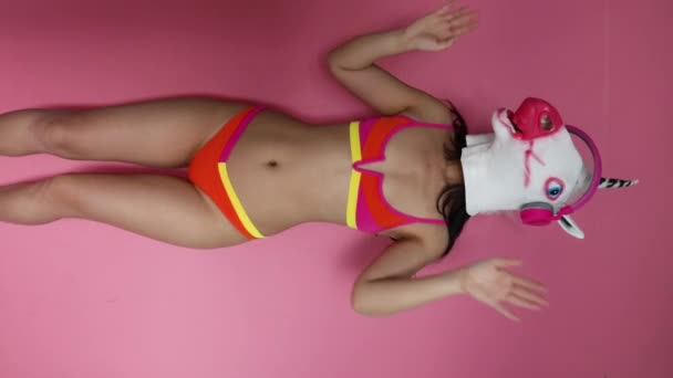 Donna Magra Costume Bagno Testa Unicorno Che Balla Sfondo Rosa — Video Stock