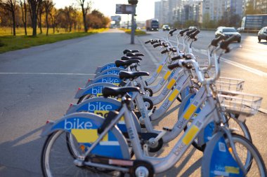 Ukrayna 'da işe gitmek ve seyahat etmek için Kyiv şehir taşımacılık bisikleti.