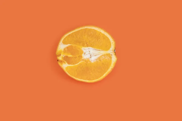 Апельсиновий Шматочок Відсікаючий Контур Ізольований Помаранчевому Фоні Повна Глибина Різкості — стокове фото