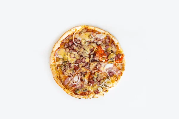Pizza Mit Würstchen Und Roten Zwiebeln Auf Weißem Hintergrund Top — Stockfoto