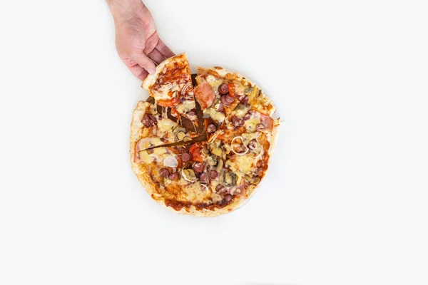 Рука Берет Кусочек Пиццы Большая Пицца Барбекю Вид Сверху Пиццу — стоковое фото