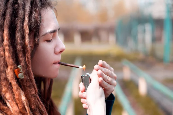 Mladá Dívka Dredy Kouření Válcované Jointer Pupeny Trávy Uvnitř Close — Stock fotografie