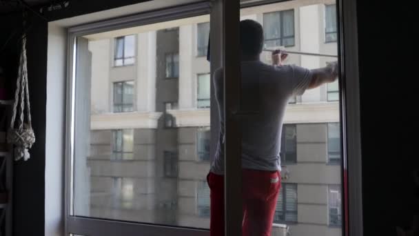 Professional Cleaning Service Worker Washes Windows Special Foam Cleans Them — Stock Video