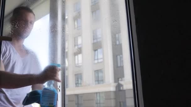 Seorang Petugas Kebersihan Profesional Mencuci Jendela Dengan Busa Khusus Dan — Stok Video