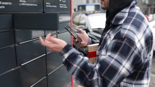 Чоловік Коробкою Руках Біля Поштового Терміналу Самообслуговування Машина Доставки Посилок — стокове відео
