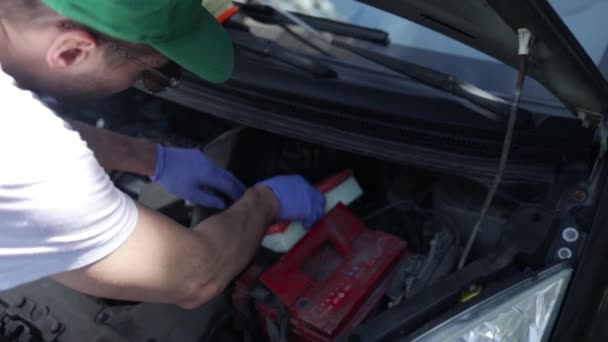 用新的空气过滤器代替汽车的空气过滤器 机械师在诊断后更换新的过滤器 — 图库视频影像