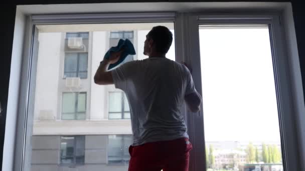 Pencere Camlarını Süngerle Temizleyerek Erkek Elini Kapat Evde Bakım Temizlik — Stok video