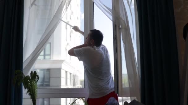 Seorang Petugas Kebersihan Profesional Mencuci Jendela Dengan Busa Khusus Dan — Stok Video