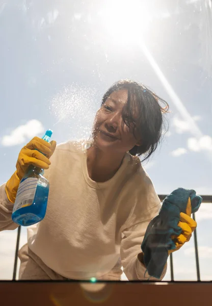 Close Mujer Asiática Manos Limpiando Una Ventana Usando Líquido Pulverizado — Foto de Stock