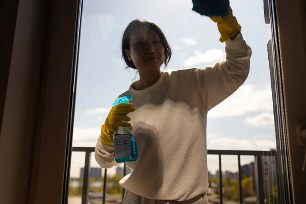 Close Mujer Asiática Manos Limpiando Una Ventana Usando Líquido Pulverizado — Foto de Stock