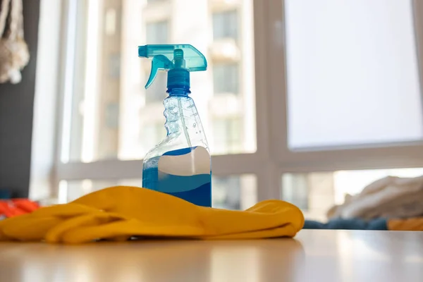 Oczyszczanie Butelki Plastikowym Dozownikiem Czyszczenia Szyb Okiennych Koncepcja Opieki Domowej — Zdjęcie stockowe