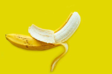 Sarı arka planda izole edilmiş tek muz.