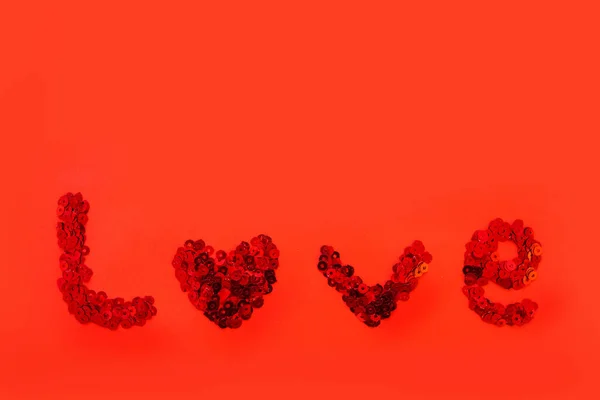 Надпись Любовь Блестит Красным Фоне Красных Блесток Понятие Чувств Отношений — стоковое фото