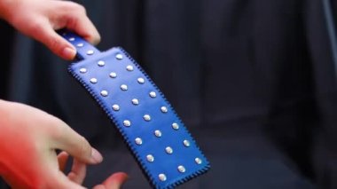 BDSM için deri seks oyuncakları. Stüdyoya yakın çekim.