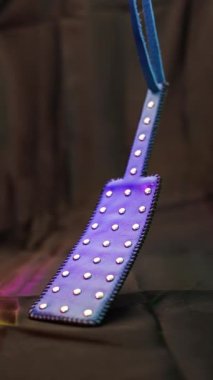 BDSM için deri seks oyuncakları. Stüdyoya yakın çekim.