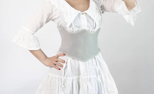 ワイドグレーの革ベルトまたはコルセット付きの白いドレスを着た女性のクロップアップショット — ストック写真