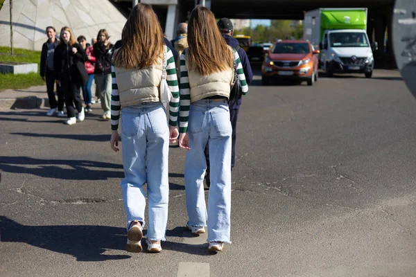 Ikrek Egyforma Ruhás Lányok Sétálnak Utcán — Stock Fotó