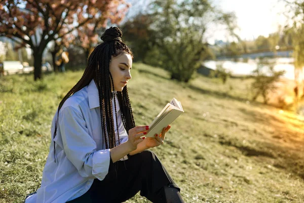 Jonge Vrouw Met Dreadlocks Leest Boek Voorjaarspark — Stockfoto