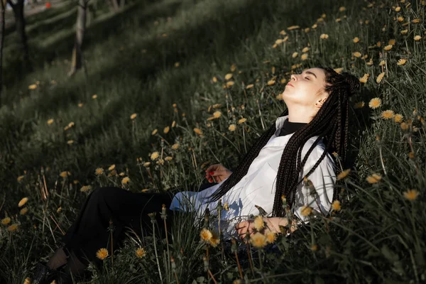 悠闲的女人躺在春花盛开的草地上 女孩在夏季公园休息 享受生活 生活方式的概念 — 图库照片