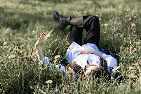 悠闲的女人躺在春花盛开的草地上 女孩在夏季公园休息 享受生活 生活方式的概念 — 图库照片