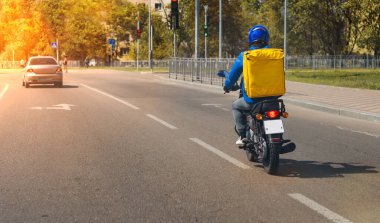 Fast and free food teslimatı şehirde gün boyunca mobiletle sarı kutu taşıyordu.