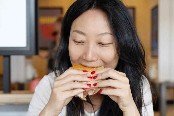 Mladá Asiatka Hamburger Dívka Sedí Kavárně Fast Food — Stock fotografie
