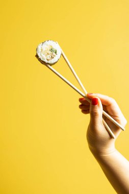 Somonlu suşi, karides ve sarı arka planda avokado..