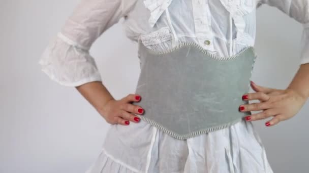 ワイドグレーの革ベルトまたはコルセット付きの白いドレスを着た女性のクロップアップショット — ストック動画