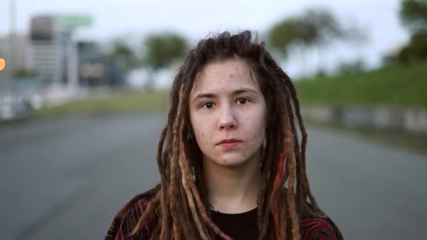 Außenporträt Eines Traurigen Ernsten Teenie Mädchens Mit Akne Gesicht Das — Stockvideo