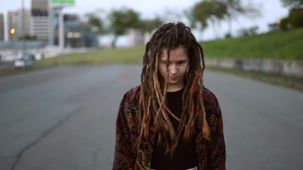 Porträt Einer Lustigen Teenagerin Mit Dreadlocks Die Auf Der Straße — Stockvideo