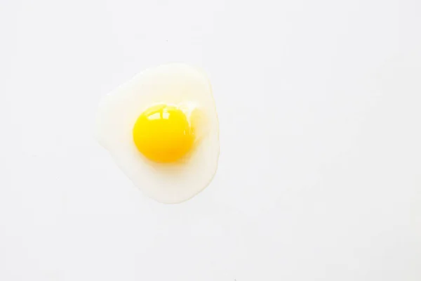 Вид Сверху Разбитое Куриное Яйцо Белом Фоне — стоковое фото