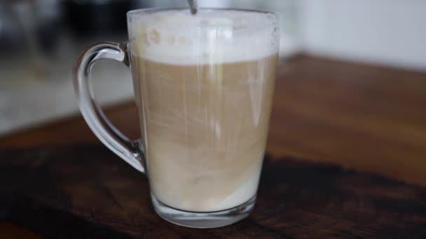 Schiuma Spessa Mescolante Latte Caldo Del Caffè Con Cucchiaio Una — Video Stock