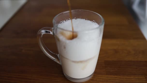在家里做卡布奇诺 咖啡倒入杯子 加奶或奶油特写 早晨的概念始于一杯香浓的咖啡 — 图库视频影像