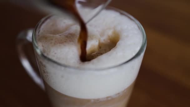 Maak Thuis Cappuccino Koffie Wordt Gegoten Beker Met Schuimmelk Crème — Stockvideo