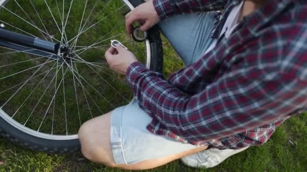 一个徒手修理自行车轮胎的人 修理一个穿孔 人修补一个自行车内管室外 特写镜头 — 图库视频影像