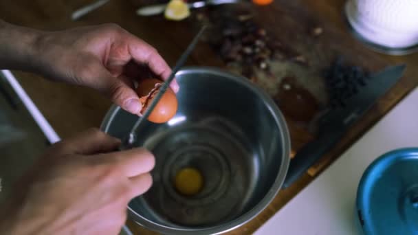 Erkek Eli Bir Bıçakla Yumurta Kırar Adamın Biri Yumurtayı Kaseye — Stok video