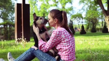 Parkta genç köpeğiyle oynayan güzel bir genç kadın. Yaşam tarzı portresi.