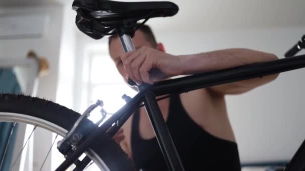 Велосипедні Аксесуари Кріплення Велосипеді Вдома Квартирі Студії Чоловік Влаштовує Велосипед — стокове відео
