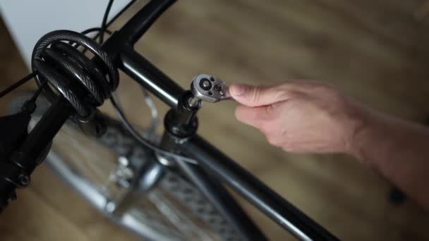 Ποδηλάτης Τοποθέτηση Αξεσουάρ Για Ποδήλατο Στο Σπίτι Στο Διαμέρισμα Στούντιο — Αρχείο Βίντεο