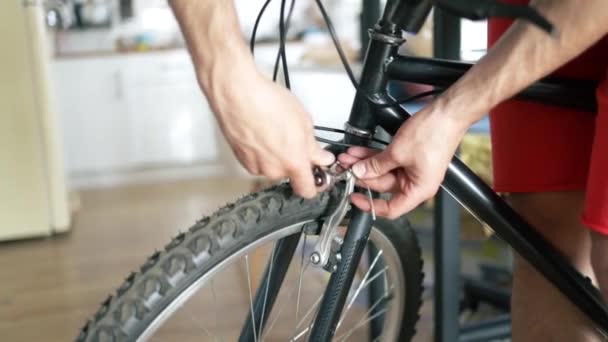 Mão Masculina Ciclista Com Uma Chave Encaixe Prende Parafuso Que — Vídeo de Stock