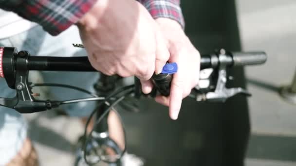 Sicherheits Und Diebstahlsicherung Für Fahrräder Männlicher Radfahrer Verriegelt Fahrrad Auf — Stockvideo