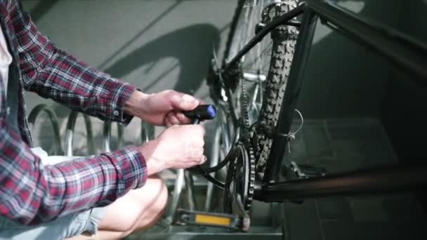 Sicherheits Und Diebstahlsicherung Für Fahrräder Männlicher Radfahrer Verriegelt Fahrrad Auf — Stockvideo