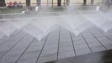 Kyiv şehir merkezindeki çeşmede su, romantik yürüyüş için en uygun yer..