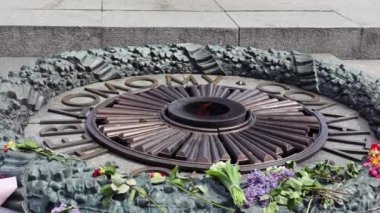 Anıtta, şehit olmuş savunucuların, vatanın ebedi alevi var. 2. Dünya Savaşı 'nın sona ermesinin onuruna sonsuz bir alev anıtı.