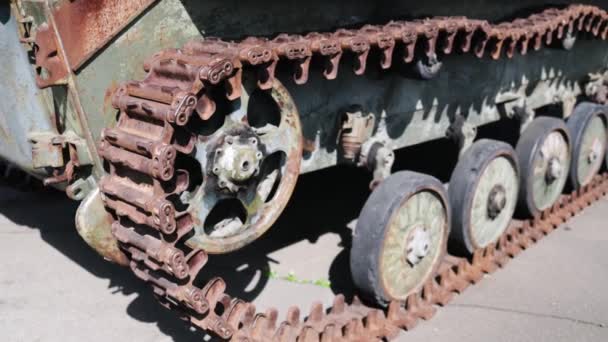 乌克兰与俄罗斯城市街头战争中损坏的军用坦克 — 图库视频影像