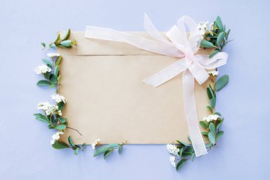 Beyaz çiçekli davetiye maketi. Boş tebrik kartı maketi.