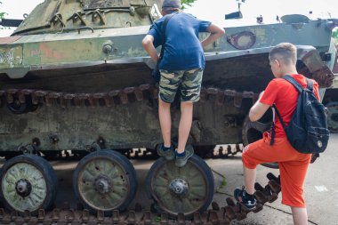 Kyiv, Ukrayna - KYIV, UKRAINE - 14 Mayıs 2023: şehir merkezinde halk için tanklar ve askeri teçhizat sergileniyor.