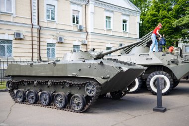 Kyiv, Ukrayna - KYIV, UKRAINE - 14 Mayıs 2023: şehir merkezinde halk için tanklar ve askeri teçhizat sergileniyor.
