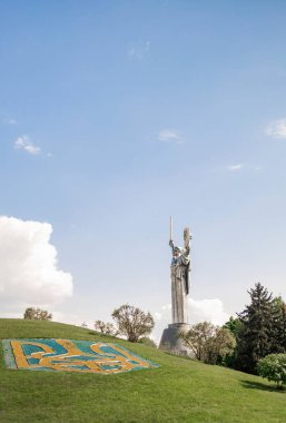Ukrayna Kiev 'deki Dinyeper heykelinin ve Anavatan Anıtı' nın geçişi.