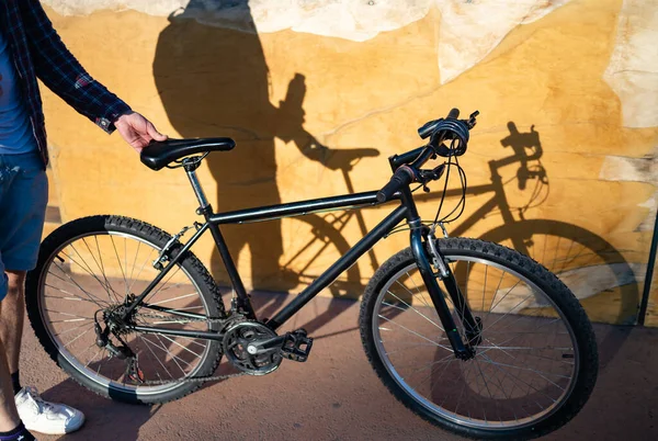 Moderno Esporte Montanha Bicicleta Inclinada Parede Estilo Vida Ativo — Fotografia de Stock